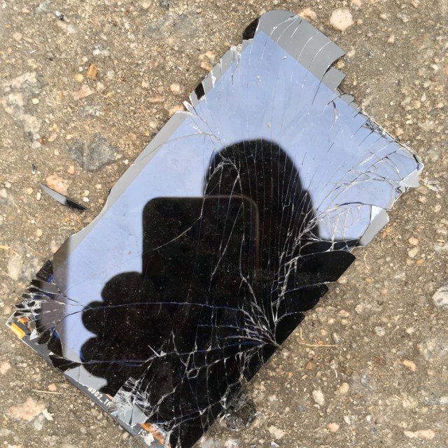 O ESPELHO NEGRO QUEBRADO